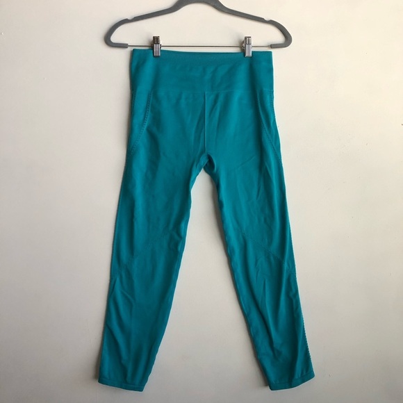 Fabletics High-Waisted Seamless Dot Capri - Picture 2 of 5